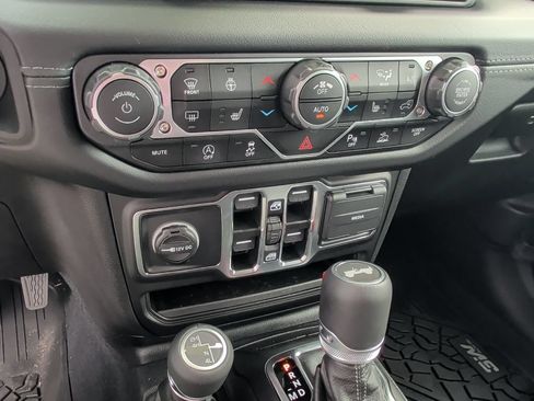 Used 2025 Jeep Wrangler Unlimited Sahara AWD/4WD image 16