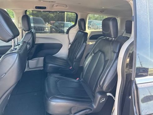 Used 2023 Chrysler Pacifica Touring-L FWD image 14