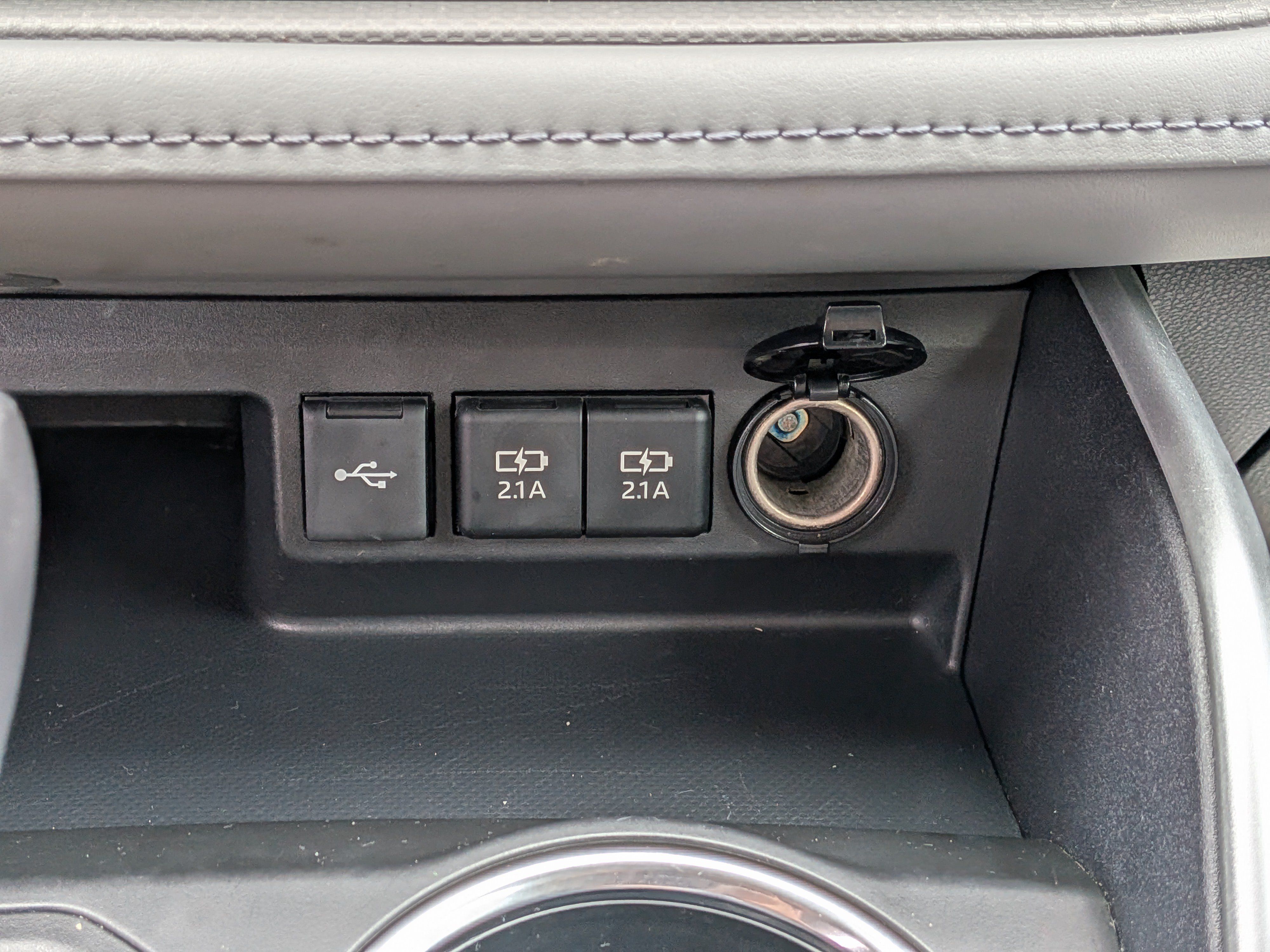 Used 2021 Toyota Highlander XLE AWD/4WD image 32