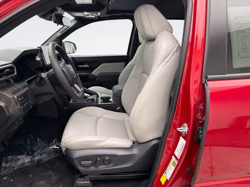 Used 2024 Toyota Tacoma Limited w/ Limited Package (LT) image 11