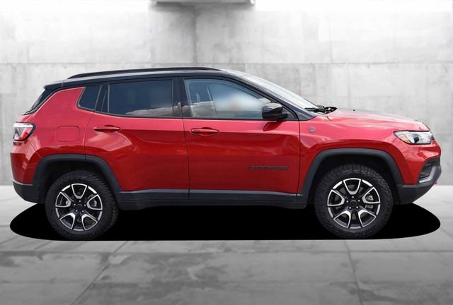 Used 2025 Jeep Compass Trailhawk AWD/4WD image 5