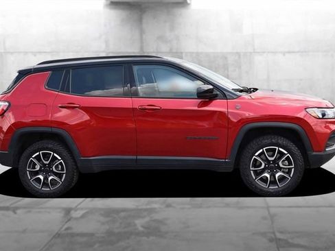 Used 2025 Jeep Compass Trailhawk AWD/4WD image 5