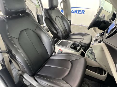 Used 2024 Chrysler Pacifica Touring-L AWD/4WD image 26