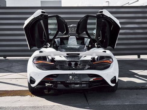 Used 2024 McLaren 750S RWD image 23