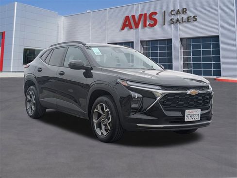 Used 2025 Chevrolet Trax LT w/ LT Convenience Package image 3