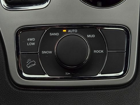 Used 2022 Jeep Grand Cherokee Laredo X image 9