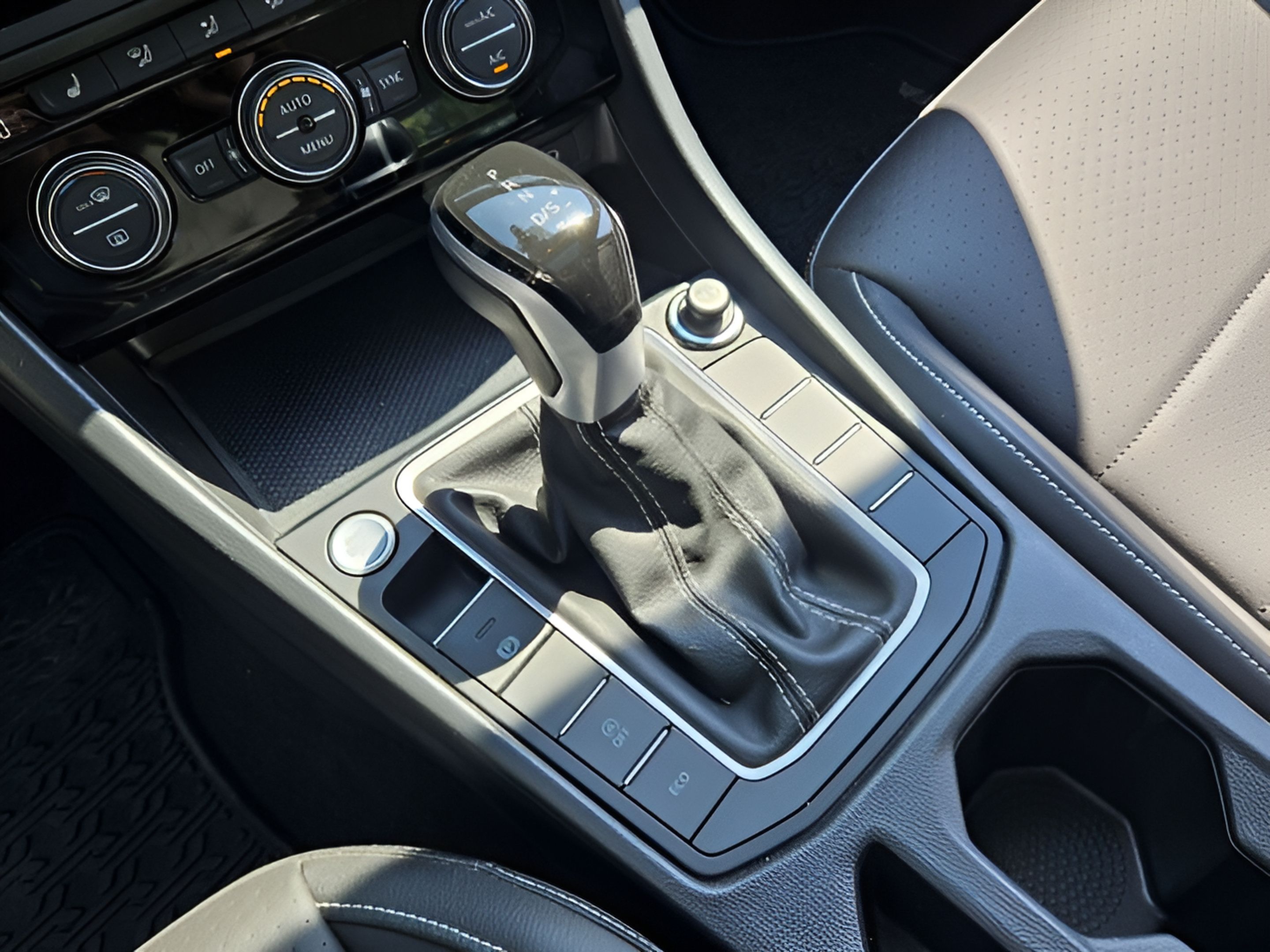 Used 2024 Volkswagen Jetta SE w/ Panoramic Sunroof Package FWD image 16