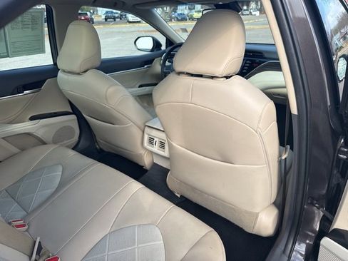 Used 2018 Toyota Camry XLE image 14