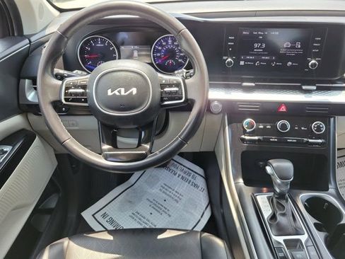Used 2024 Kia Carnival LX FWD image 17