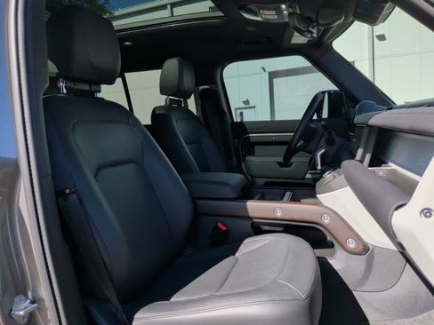 Used 2024 Land Rover Defender 110 S image 34