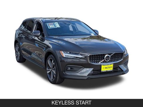 Used 2025 Volvo V60 B5 Cross Country Plus AWD/4WD image 2