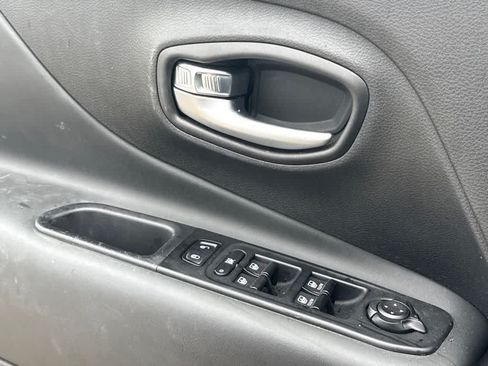 Used 2022 Jeep Renegade Trailhawk AWD/4WD image 19