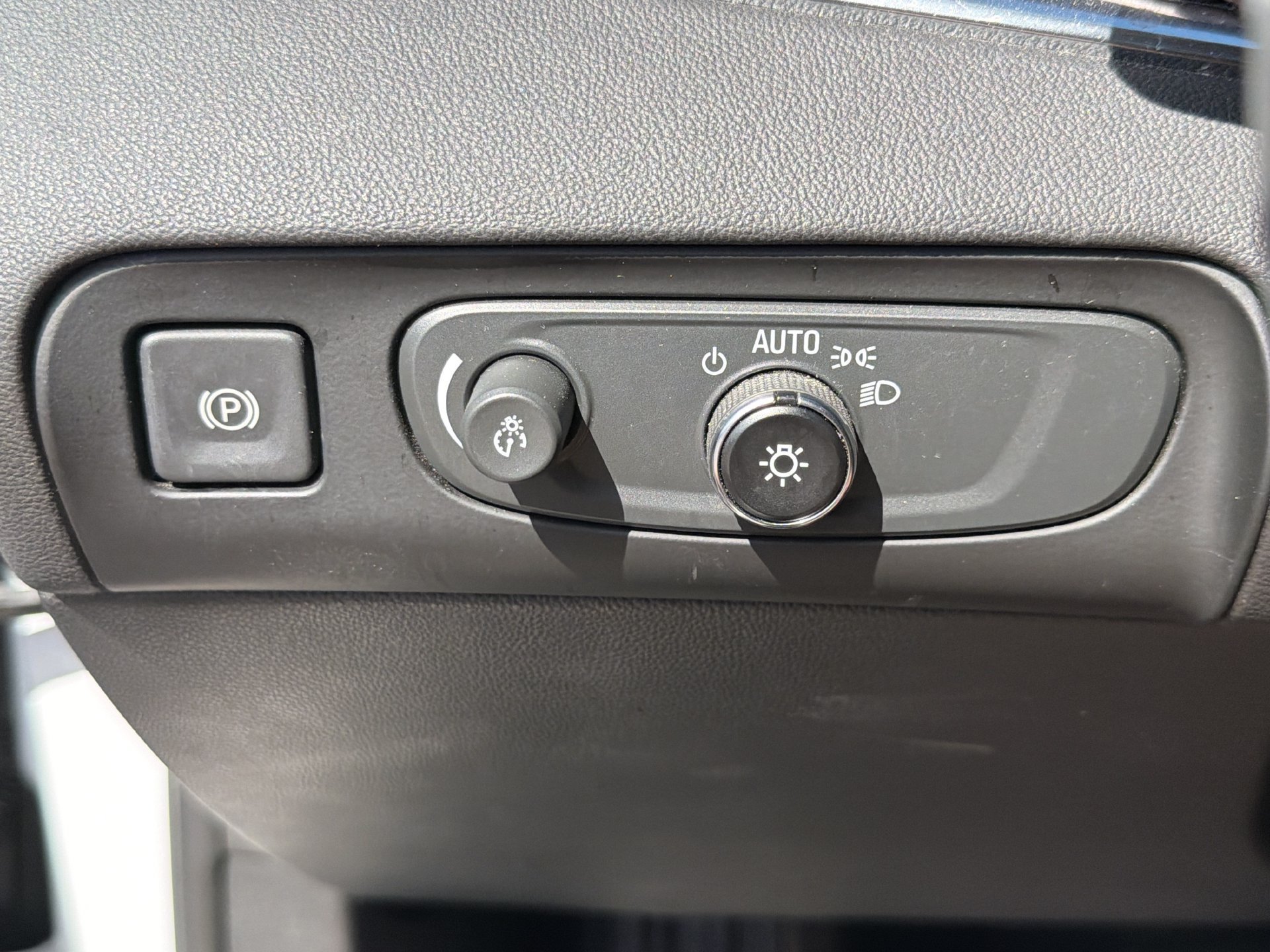 Used 2021 Buick Enclave Avenir w/ LPO, Hit The Road Package FWD image 9