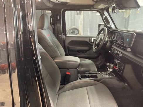 Used 2025 Jeep Wrangler Unlimited Rubicon image 33
