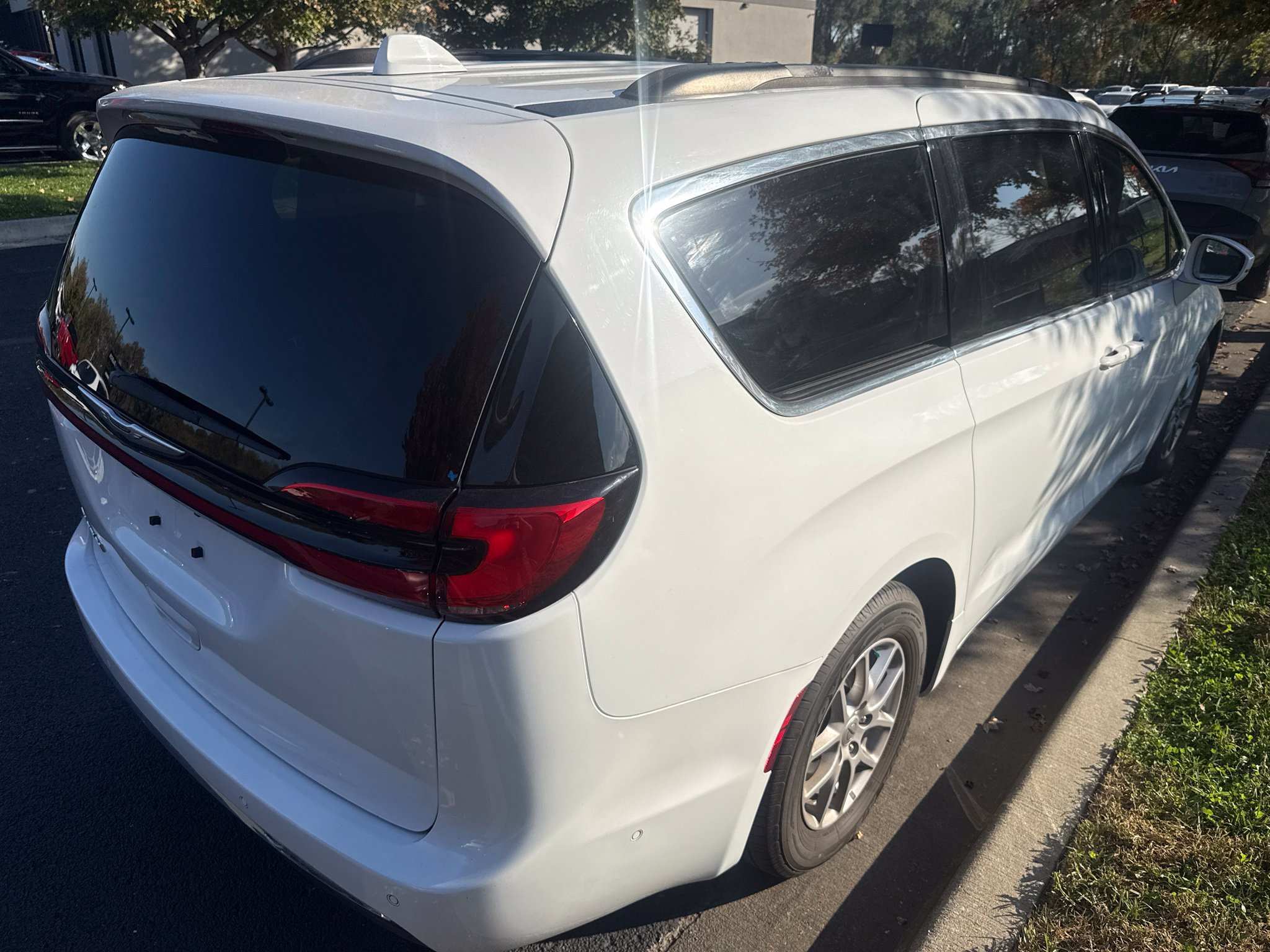 Used 2022 Chrysler Pacifica Touring-L w/ Uconnect Theater Family Group FWD image 5