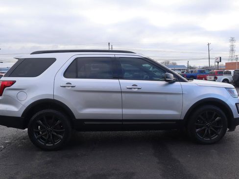 Used 2017 Ford Explorer XLT w/ Equipment Group 202A image 7