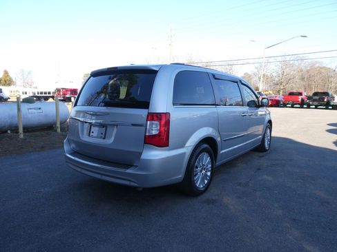 Used 2011 Chrysler Town & Country Touring-L w/ Entertainment Group #2 image 5