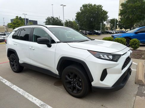 Used 2021 Toyota RAV4 LE AWD/4WD image 3