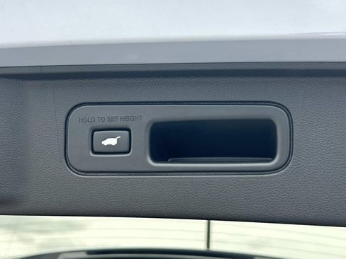 Used 2025 Honda Pilot Touring image 17