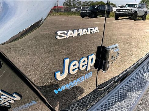 Used 2022 Jeep Wrangler Unlimited Sahara w/ Cold Weather Group AWD/4WD image 8