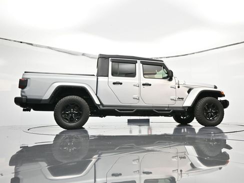 Used 2022 Jeep Gladiator Willys image 38