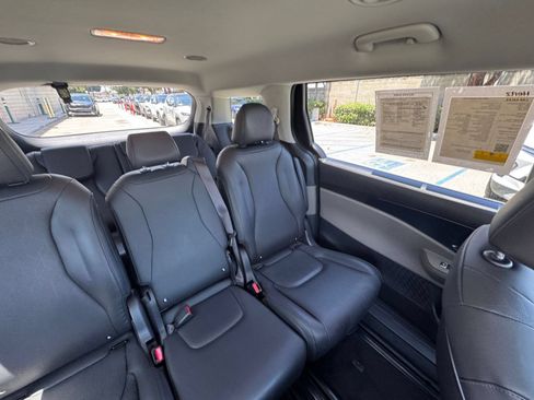 Used 2026 Kia Carnival FWD image 40