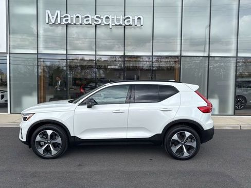 Certified 2025 Volvo XC40 B5 Plus AWD/4WD image 2