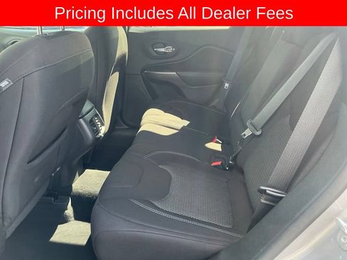 Used 2020 Jeep Cherokee Latitude FWD image 19
