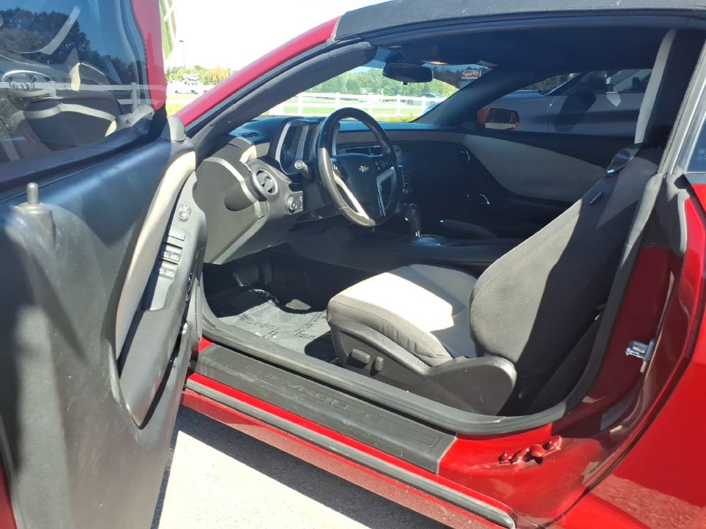 Used 2015 Chevrolet Camaro LT RWD image 6