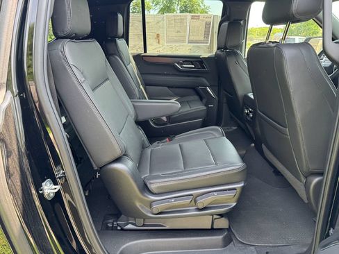 Used 2025 GMC Yukon XL Denali AWD/4WD image 32
