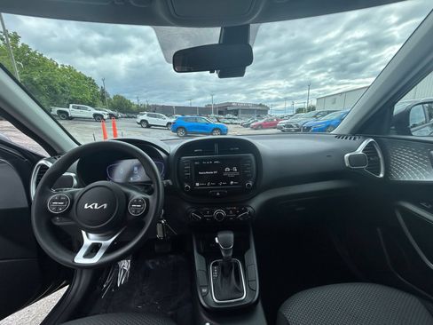 Used 2025 Kia Soul LX w/ LX Technology Package FWD image 23