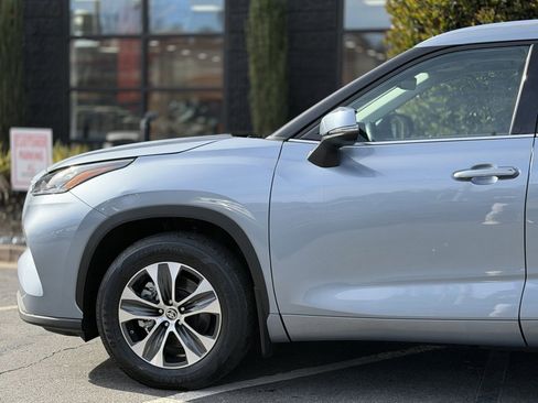 Used 2020 Toyota Highlander XLE image 10