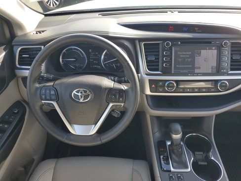 Used 2019 Toyota Highlander XLE image 19