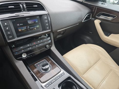 Used 2018 Jaguar F-PACE Prestige AWD/4WD image 31