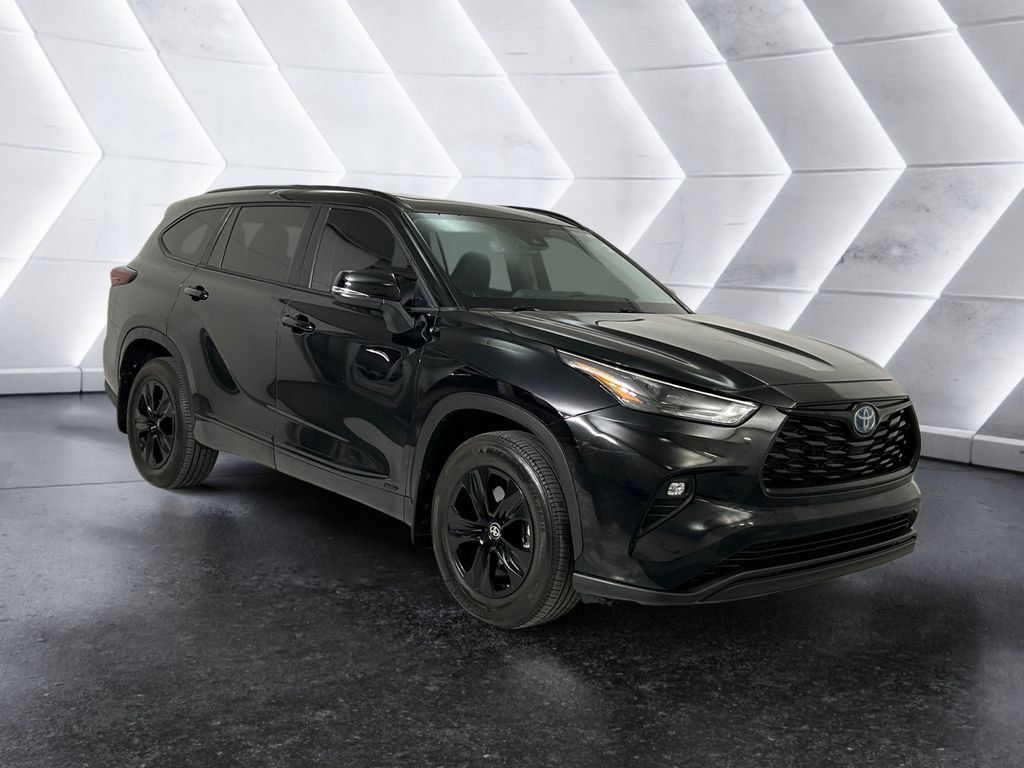 Used 2024 Toyota Highlander XLE AWD/4WD image 1