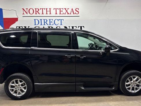 Used 2022 Chrysler Voyager LX image 3
