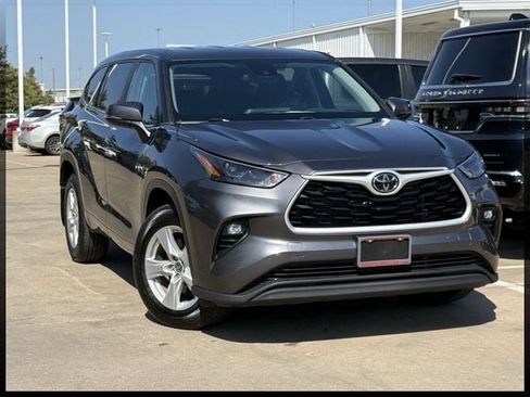 Used 2024 Toyota Highlander LE AWD/4WD image 1