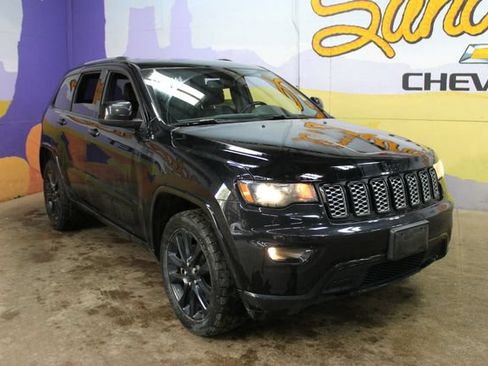 Used 2021 Jeep Grand Cherokee Altitude AWD/4WD image 3