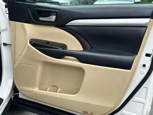 Used 2019 Toyota Highlander XLE FWD image 16