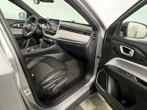 Used 2024 Jeep Compass Latitude image 9