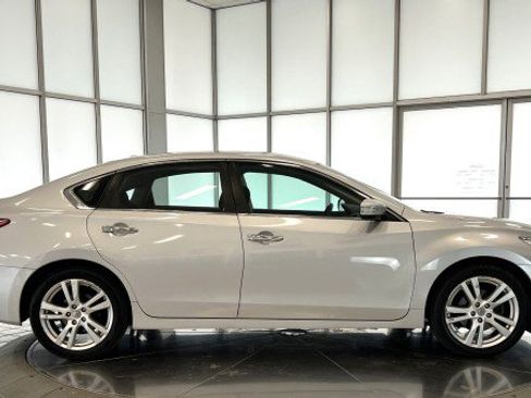 Used 2013 Nissan Altima 3.5 SV image 8