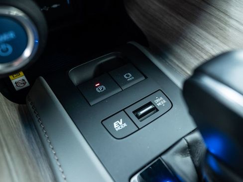 Used 2022 Toyota Venza XLE image 27