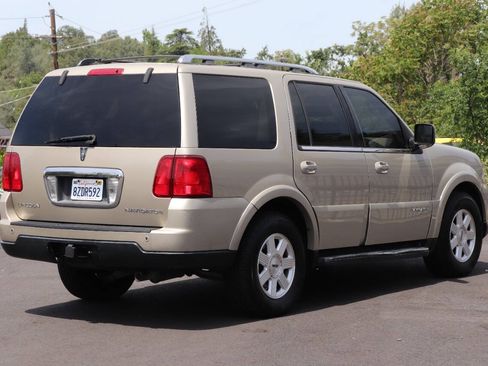 Used 2006 Lincoln Navigator Luxury RWD image 9