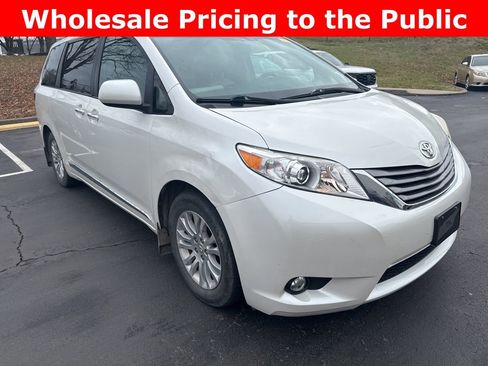 Used 2017 Toyota Sienna XLE Premium image 2