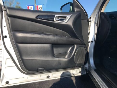 Used 2020 Nissan Pathfinder S image 11