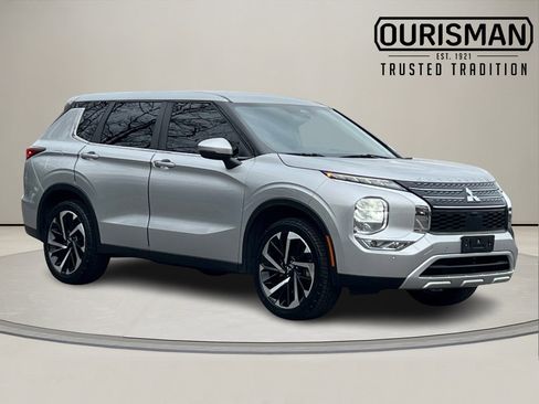 Used 2022 Mitsubishi Outlander SE image 1