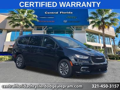 Used 2025 Chrysler Pacifica Select