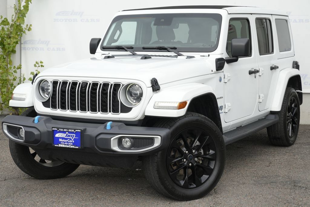 Used 2024 Jeep Wrangler Unlimited Sahara w/ Technology Group AWD/4WD image 2