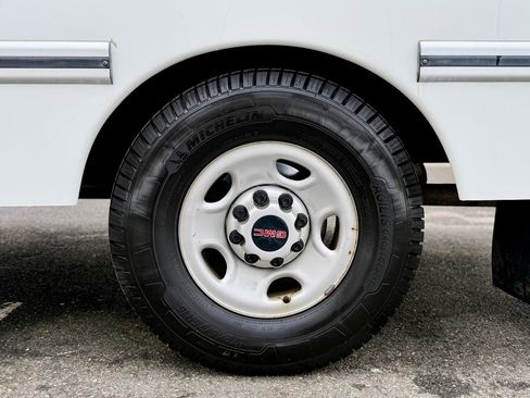 Used 2019 GMC Savana 3500 w/ Driver Convenience Package image 19