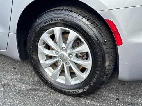 Used 2018 Chrysler Pacifica Touring-L FWD image 8